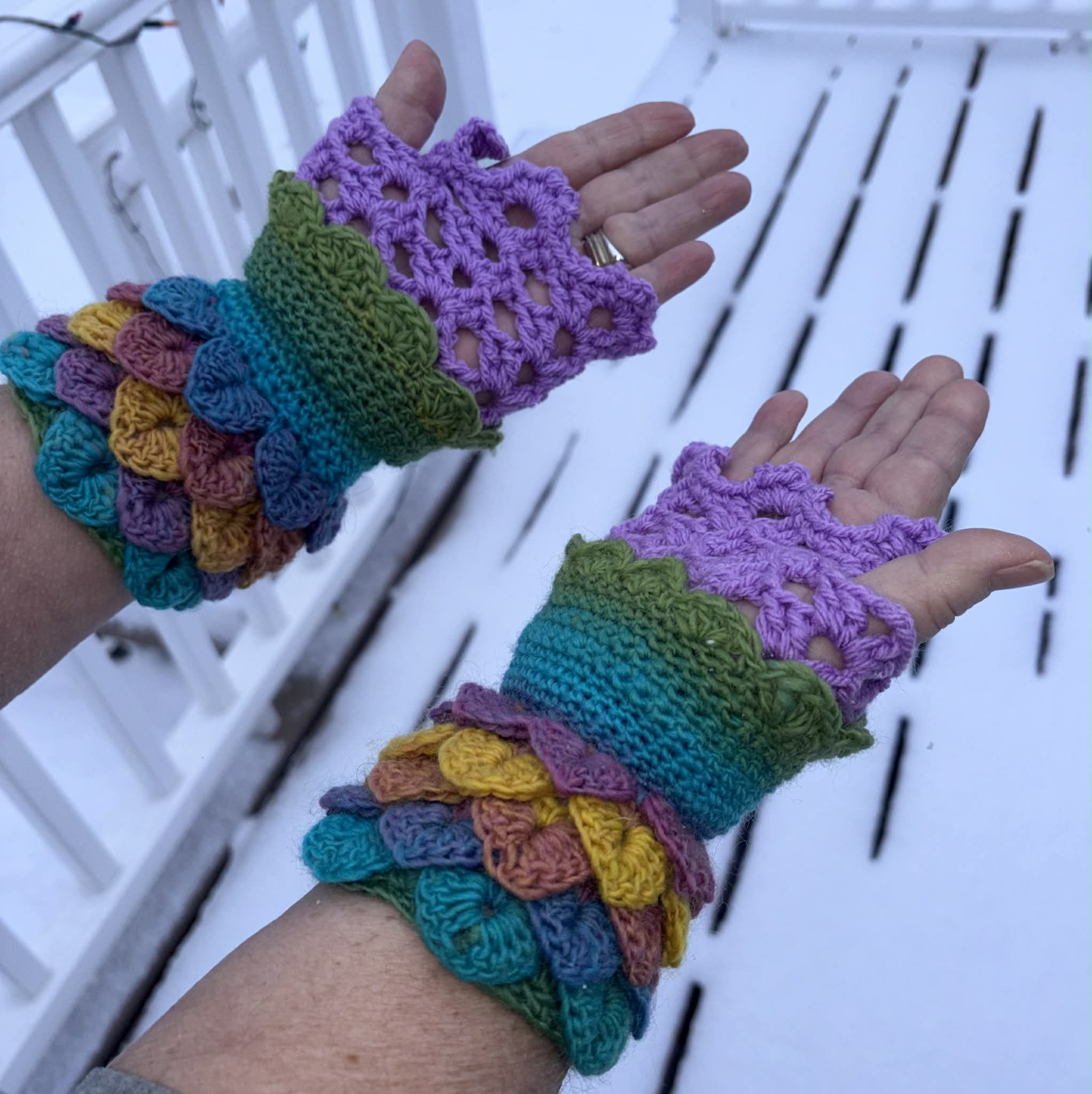 Crocodile Stitch Lacy Fingerless Gloves - Bonita Patterns