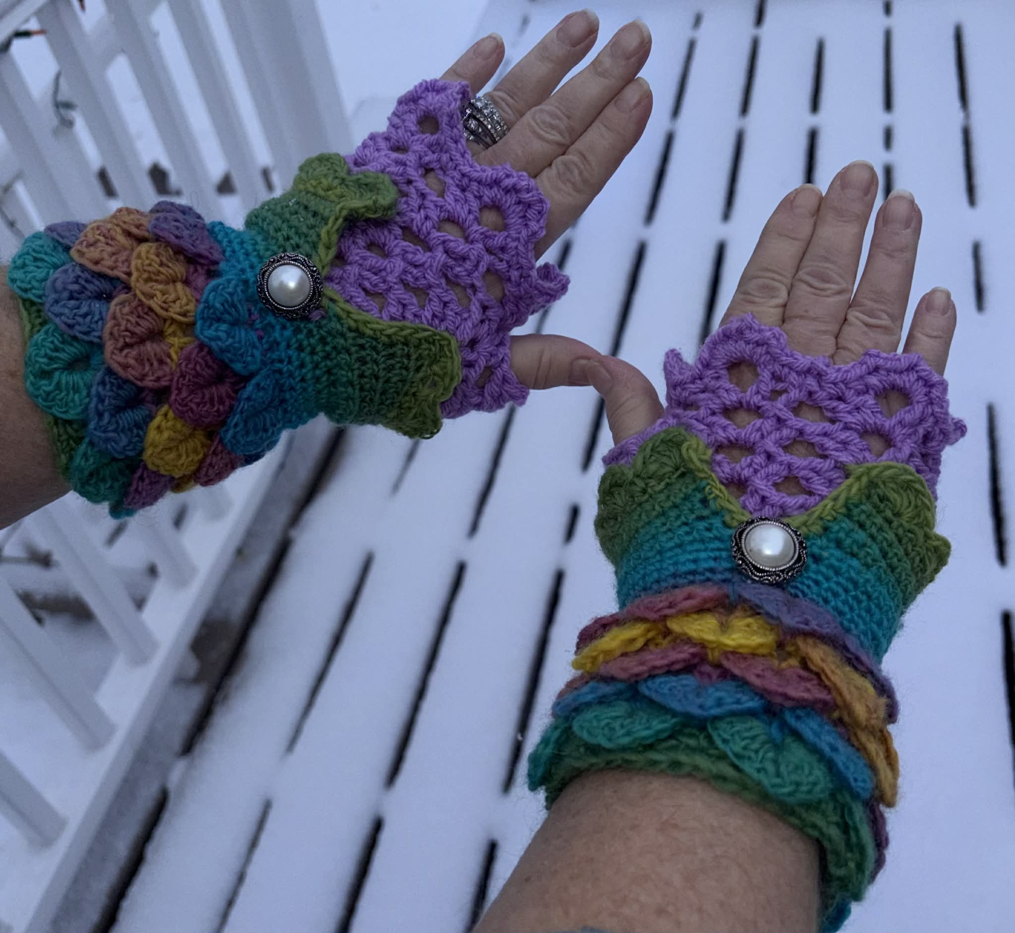 Crocodile Stitch Lacy Fingerless Gloves - Bonita Patterns