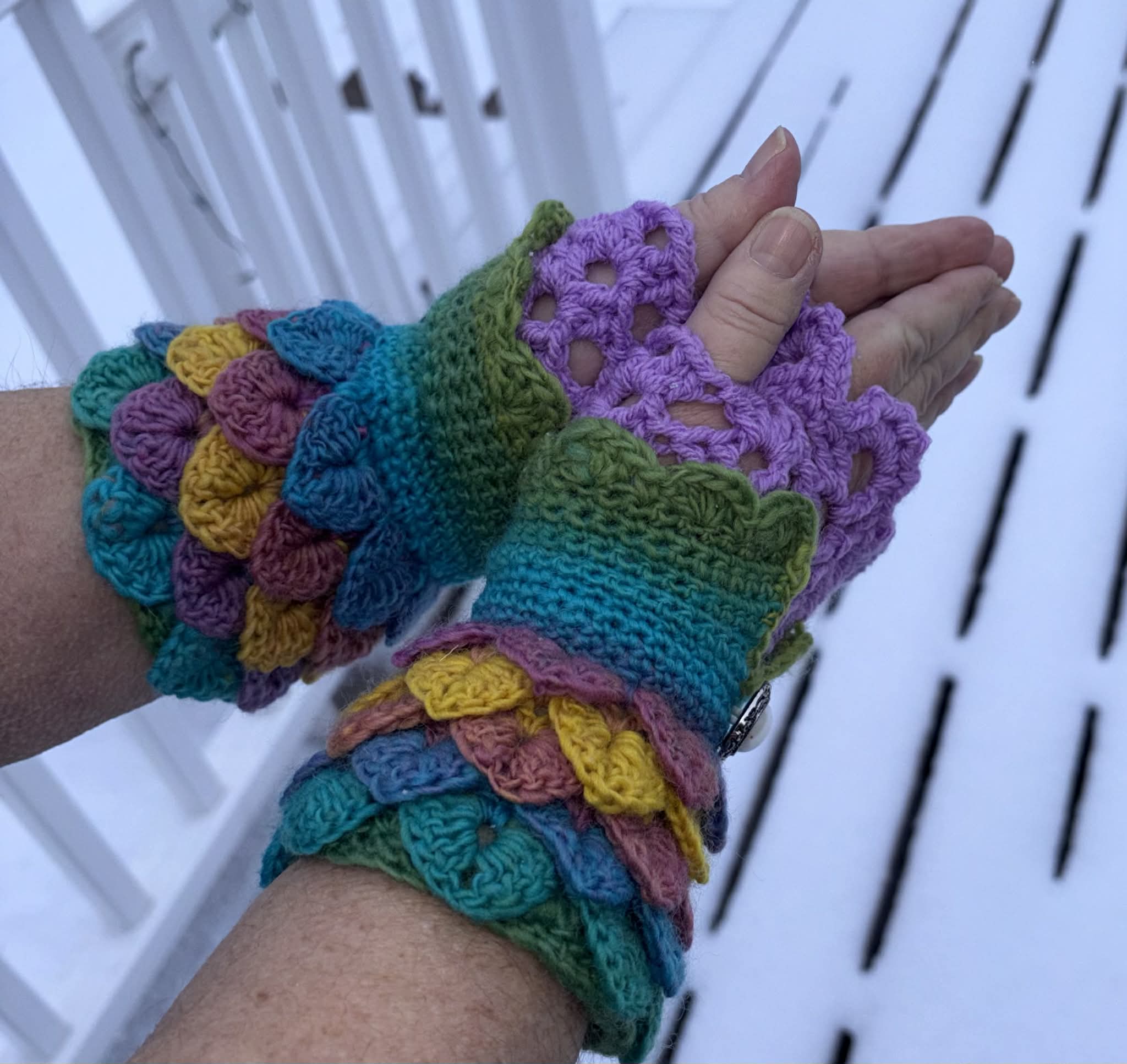 Crocodile Stitch Lacy Fingerless Gloves - Bonita Patterns